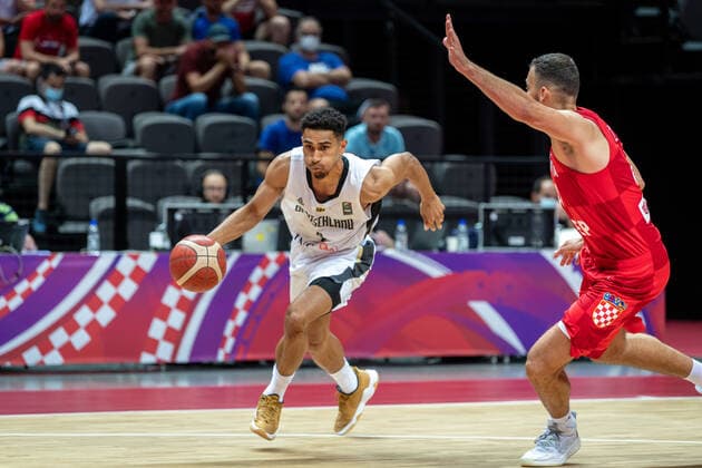 Basketball Split 03.07.2021 Olympia-Qualifikation FIBA Olympic Qualifying Tournament 2020 Halbfinale Deutschland (GER) - Kroatien (CRO) Maodo Lo (Deutschland, No.04) Ante Zizic (Kroatien, No.41)