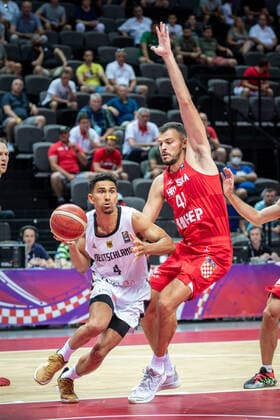 Basketball Split 03.07.2021 Olympia-Qualifikation FIBA Olympic Qualifying Tournament 2020 Halbfinale Deutschland (GER) - Kroatien (CRO) Maodo Lo (Deutschland, No.04) Ante Zizic (Kroatien, No.41)
