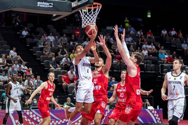 Basketball Split 03.07.2021 Olympia-Qualifikation FIBA Olympic Qualifying Tournament 2020 Halbfinale Deutschland (GER) - Kroatien (CRO) Maodo Lo (Deutschland, No.04) Ante Zizic (Kroatien, No.41)