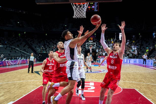 Basketball Split 03.07.2021 Olympia-Qualifikation FIBA Olympic Qualifying Tournament 2020 Halbfinale Deutschland (GER) - Kroatien (CRO) Maodo Lo (Deutschland, No.04) Mario Hezonja (Kroatien, No.08)