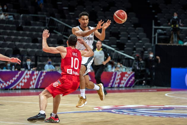 Basketball Split 03.07.2021 Olympia-Qualifikation FIBA Olympic Qualifying Tournament 2020 Halbfinale Deutschland (GER) - Kroatien (CRO) Maodo Lo (Deutschland, No.04) Roko-Leni Ukic (Kroatien, No.10)