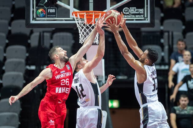 Basketball Split 03.07.2021 Olympia-Qualifikation FIBA Olympic Qualifying Tournament 2020 Halbfinale Deutschland (GER) - Kroatien (CRO) Johannes Thiemann (Deutschland, No.32) Andreas Obst (Deutschland, No.42) Luka Babic (Kroatien, No.26)