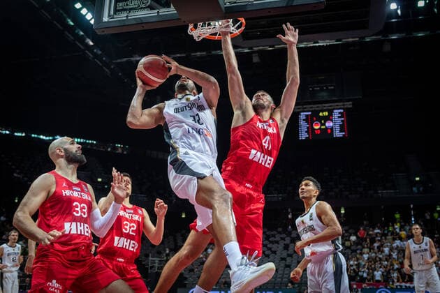 Basketball Split 03.07.2021 Olympia-Qualifikation FIBA Olympic Qualifying Tournament 2020 Halbfinale Deutschland (GER) - Kroatien (CRO) Johannes Thiemann (Deutschland, No.32) Ante Zizic (Kroatien, No.41)