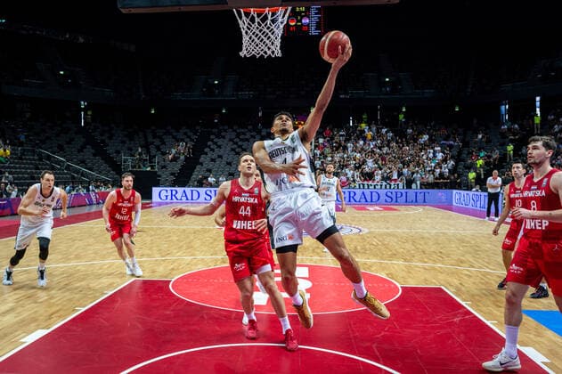 Basketball Split 03.07.2021 Olympia-Qualifikation FIBA Olympic Qualifying Tournament 2020 Halbfinale Deutschland (GER) - Kroatien (CRO) Maodo Lo (Deutschland, No.04) Bojan Bogdanovic (Kroatien, No.44)
