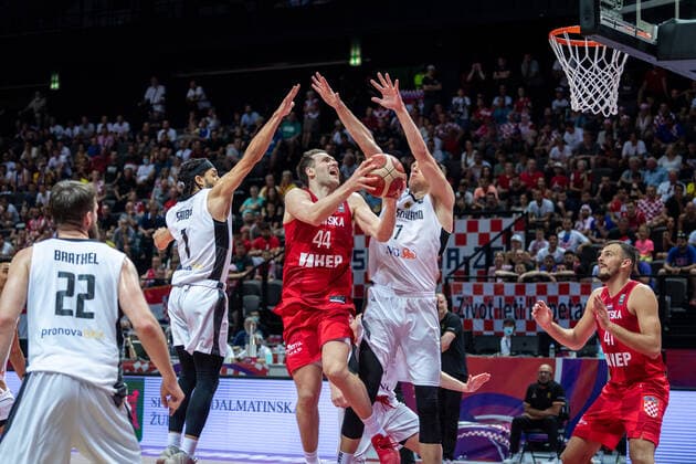 Basketball Split 03.07.2021 Olympia-Qualifikation FIBA Olympic Qualifying Tournament 2020 Halbfinale Deutschland (GER) - Kroatien (CRO) Bojan Bogdanovic (Kroatien, No.44) Johannes Voigtmann (Deutschland, No.07) Joshiko Saibou (Deutschland, No.01)