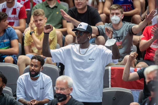 Basketball Split 03.07.2021 Olympia-Qualifikation FIBA Olympic Qualifying Tournament 2020 Halbfinale Deutschland (GER) - Kroatien (CRO) Dennis Schröder als Zuschauer in der Arena Feuert die Mannschaft an