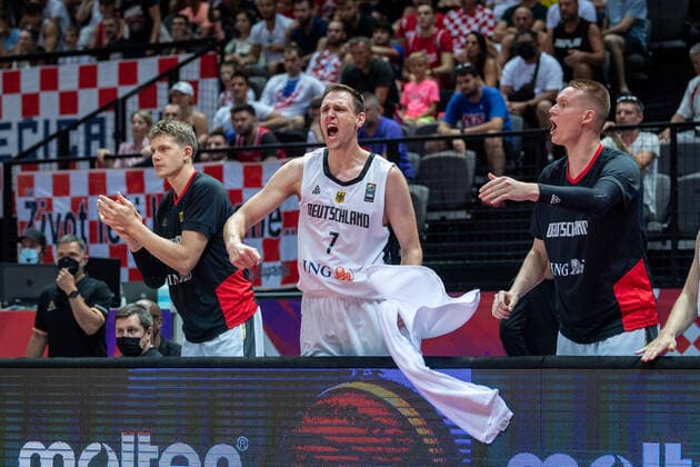Basketball Split 03.07.2021 Olympia-Qualifikation FIBA Olympic Qualifying Tournament 2020 Halbfinale Deutschland (GER) - Kroatien (CRO) Jubel Moritz Wagner (Deutschland, No.13) Johannes Voigtmann (Deutschland, No.07) Robin Benzing (Deutschland, No.12) vlnr.