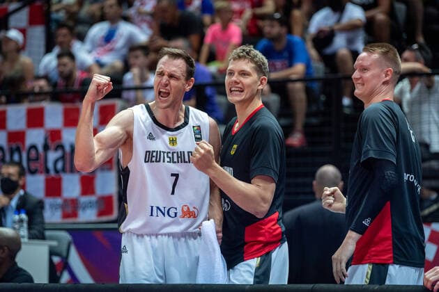 Basketball Split 03.07.2021 Olympia-Qualifikation FIBA Olympic Qualifying Tournament 2020 Halbfinale Deutschland (GER) - Kroatien (CRO) Jubel Johannes Voigtmann (Deutschland, No.07) Moritz Wagner (Deutschland, No.13) Robin Benzing (Deutschland, No.12) vlnr.