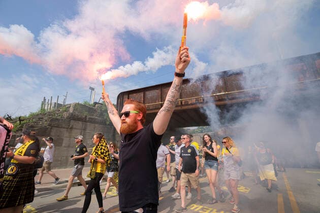 COLUMBUS, OH - JULY 03: Columbus Crew fans holds flairs as he walks to game before the game between the Columbus Crew and the New England Revolution at Lower.com Field in Columbus, Ohio on July 3, 2021. (Photo by Jason Mowry Icon Sportswire) SOCCER: JUL 03 MLS, Fussball Herren, USA - New England Revolution at Columbus Crew Icon2107030006
