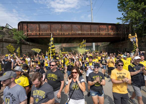 COLUMBUS, OH - JULY 03: Columbus Crew fans march to the stadium before the game between the Columbus Crew and the New England Revolution at Lower.com Field in Columbus, Ohio on July 3, 2021. (Photo by Jason Mowry Icon Sportswire) SOCCER: JUL 03 MLS, Fussball Herren, USA - New England Revolution at Columbus Crew Icon2107030007