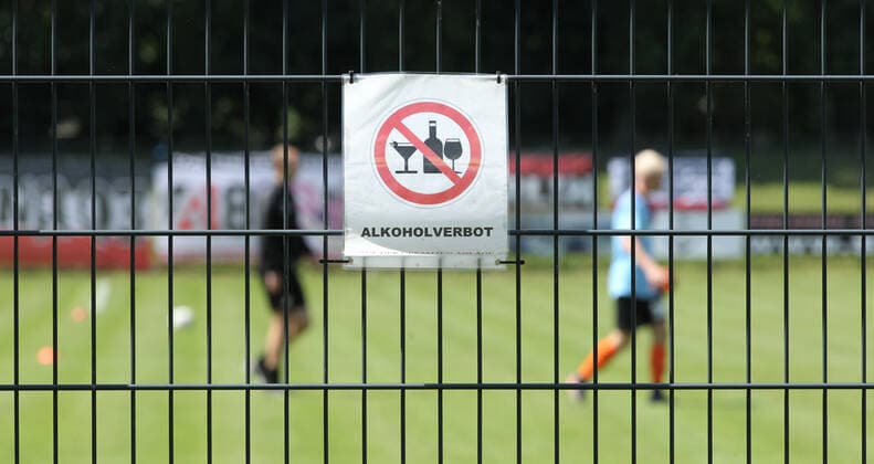 Fußball, Saison 2021 2022, Testspiel, FC Altona 93 (Regionalliga Nord, Deutschland) - Randers FC (Superligaen, Dänemark). Am Zaun der Adolf-Jäger-Kampfbahn hängt ein Zettel, der die Zuschauer darauf hinweist, dass im Stadion Alkoholverbot besteht. Altona Hamburg