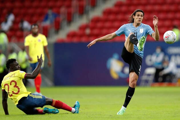 Uruguay x Colombia BRASÍLIA, DF - 03.07.2021: URUGUAY X COLOMBIA - Match between , Uruguay x Colombia valid quarterfinal match Copa America Brazil 2021 , held at Estádio Nacional Mané Garricha , on Saturday (3rd). In the photo, Player Cavani Uruguay vs Davison Colombia (Photo: Francisco Stuckert Fotoarena) x2088500x  FranciscoxStuckert