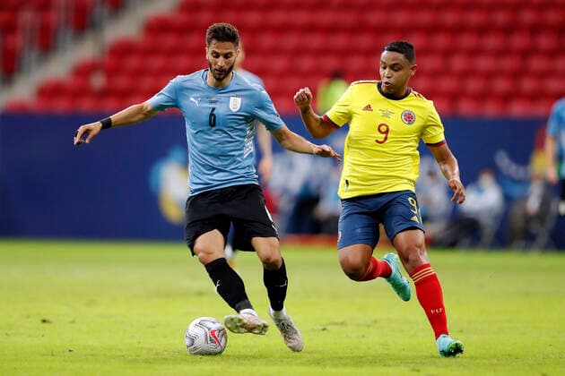 Sport Bilder des Tages Uruguay x Colombia BRASÍLIA, DF - 03.07.2021: URUGUAY X COLOMBIA - Match between , Uruguay x Colombia valid quarterfinal match Copa America Brazil 2021 , held at Estádio Nacional Mané Garricha , on Saturday (3rd). In the photo, Player Rodrigo Uruguay x Luis Moriel Colombia (Photo: Francisco Stuckert Fotoarena) x2088599x  FranciscoxStuckert