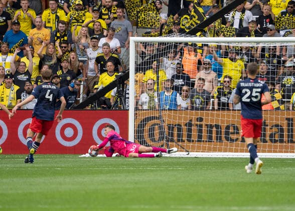COLUMBUS, OH - JULY 03: Matt Turner 30 of New England Revolution dives to make a save during the game between the Columbus Crew and the New England Revolution at Lower.com Field in Columbus, Ohio on July 3, 2021. (Photo by Jason Mowry Icon Sportswire) SOCCER: JUL 03 MLS, Fussball Herren, USA - New England Revolution at Columbus Crew Icon2107030043
