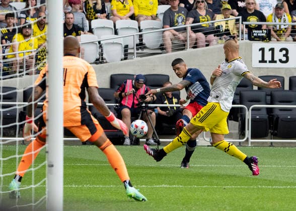 COLUMBUS, OH - JULY 03: Gustavo Bou 7 of New England Revolution crosses the ball past Vito Wormgoor 5 of Columbus Crew during the game between the Columbus Crew and the New England Revolution at Lower.com Field in Columbus, Ohio on July 3, 2021. (Photo by Jason Mowry Icon Sportswire) SOCCER: JUL 03 MLS, Fussball Herren, USA - New England Revolution at Columbus Crew Icon2107030045