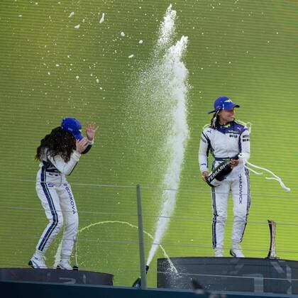 Jamie Chadwick (Veloce Racing und Irina Sidorkova (W Series Academy) auf dem Podium, W Series Female Formula W, AUT, Formel 1 Großer Preis von Oesterreich, Red Bull Ring Spielberg, Rennen 9, Saison 2021, 03.07.2021. AUT, Formel 1 Großer Preis von Oesterreich, Red Bull Ring Spielberg, Rennen 9, Saison 2021, 03.07.2021 Spielberg Copyright: xEibnerxPressefoto MichaelxMemmlex EP_MMR