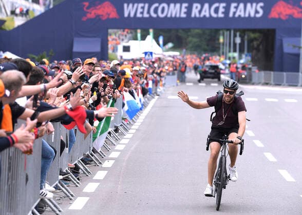 Sport Bilder des Tages VETTEL Sebastian F1 Team Aston Martin Mit dem Fahrrad zum Rennen mit den Fans F1 Saison 2021 GP von Oesterreich am 04.Juli 2021 in Spielberg