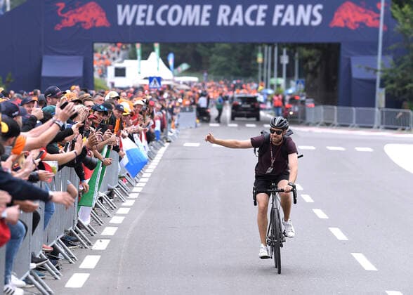 VETTEL Sebastian F1 Team Aston Martin Mit dem Fahrrad zum Rennen mit den Fans F1 Saison 2021 GP von Oesterreich am 04.Juli 2021 in Spielberg