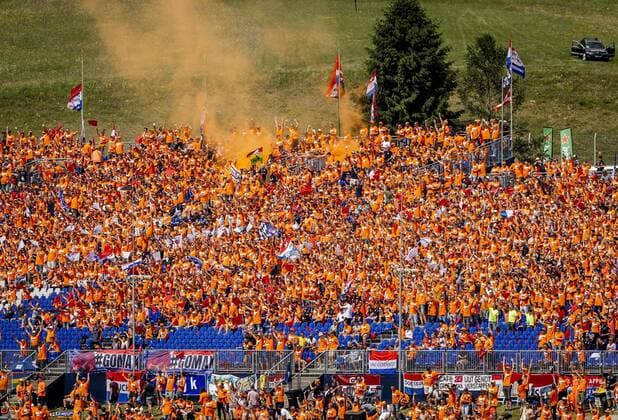 SPIELBERG - Fans watch Red Bull Racing s Max Verstappen in action during the Formula 1 Austrian Grand Prix. The Grand Prix took place at the Red Bull Ring race track in the state of Styria. REMKO DE WAAL W xVIxANPxSportx xxANPxIVx