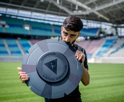 Ehrung Umut Gueltekin (RBLZ) Umut Gueltekin von RBLZ Gaming, dem Esport-Team von RB Leipzig, bekommt die Meisterschale der Virtual Bundesliga 9. Juni 2021: Leipzig, Red Bull Arena. Ehrung Umut Gueltekin *** Honour Umut Gueltekin RBLZ Umut Gueltekin of RBLZ Gaming, the Esport Team of RB Leipzig, gets the championship cup of the Virtual Bundesliga 9 June 2021 Leipzig, Red Bull Arena Honour Umut Gueltekin