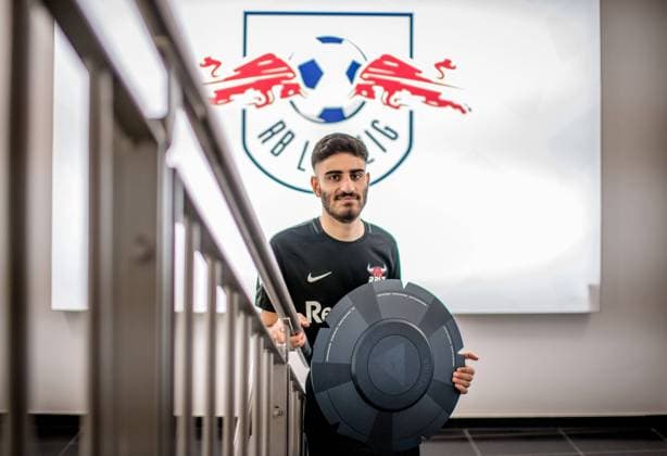 Ehrung Umut Gueltekin (RBLZ) Umut Gueltekin von RBLZ Gaming, dem Esport-Team von RB Leipzig, bekommt die Meisterschale der Virtual Bundesliga 9. Juni 2021: Leipzig, Red Bull Arena. Ehrung Umut Gueltekin *** Honour Umut Gueltekin RBLZ Umut Gueltekin of RBLZ Gaming, the Esport Team of RB Leipzig, gets the championship cup of the Virtual Bundesliga 9 June 2021 Leipzig, Red Bull Arena Honour Umut Gueltekin