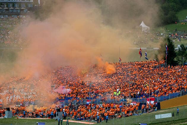 Fans von Max Verstappen aus den Niederlanden zuenden Bengalos und Rauchbomben vor dem Start, AUT, Formel 1 Großer Preis von Oesterreich, Red Bull Ring Spielberg, Rennen 9, Saison 2021, 04.07.2021. AUT, Formel 1 Großer Preis von Oesterreich, Red Bull Ring Spielberg, Rennen 9, Saison 2021, 04.07.2021 Spielberg Copyright: xEibnerxPressefoto MichaelxMemmlex EP_MMR