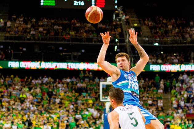 KOWNO, ZALGIRIO ARENA 04.07.2021 KWALIFIKACJE OLIMPIJSKIE TOKYO 2020 FIBA OLYMPIC QUALIFYING TOURNAMENT 2020 FINAL LITWA - SLOWENIA LITHUANIA - SLOVENIA NZ MANTAS KALNIETIS (5), LUKA DONCIC (77) Pawel Pietranik NEWSPIX.pl --- Newspix.pl  PIETRANIK040721_028