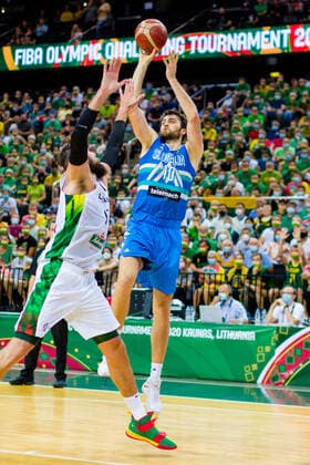KOWNO, ZALGIRIO ARENA 04.07.2021 KWALIFIKACJE OLIMPIJSKIE TOKYO 2020 FIBA OLYMPIC QUALIFYING TOURNAMENT 2020 FINAL LITWA - SLOWENIA LITHUANIA - SLOVENIA NZ JONAS VALANCIUNAS (17), MIKE TOBEY (10) Pawel Pietranik NEWSPIX.pl --- Newspix.pl  PIETRANIK040721_042