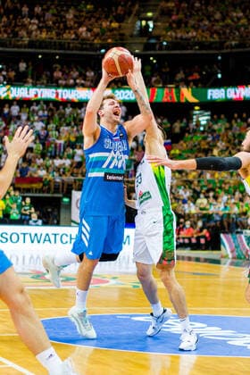 KOWNO, ZALGIRIO ARENA 04.07.2021 KWALIFIKACJE OLIMPIJSKIE TOKYO 2020 FIBA OLYMPIC QUALIFYING TOURNAMENT 2020 FINAL LITWA - SLOWENIA LITHUANIA - SLOVENIA NZ LUKA DONCIC (77), TOMAS DIMSA (33) Pawel Pietranik NEWSPIX.pl --- Newspix.pl  PIETRANIK040721_043