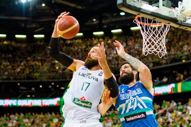 KOWNO, ZALGIRIO ARENA 04.07.2021 KWALIFIKACJE OLIMPIJSKIE TOKYO 2020 FIBA OLYMPIC QUALIFYING TOURNAMENT 2020 FINAL LITWA - SLOWENIA LITHUANIA - SLOVENIA NZ JONAS VALANCIUNAS (17), ZIGA DIMEC (27) Pawel Pietranik NEWSPIX.pl --- Newspix.pl  PIETRANIK040721_051