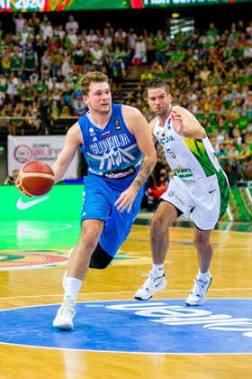 KOWNO, ZALGIRIO ARENA 04.07.2021 KWALIFIKACJE OLIMPIJSKIE TOKYO 2020 FIBA OLYMPIC QUALIFYING TOURNAMENT 2020 FINAL LITWA - SLOWENIA LITHUANIA - SLOVENIA NZ LUKA DONCIC (77), MANTAS KALNIETIS (5) Pawel Pietranik NEWSPIX.pl --- Newspix.pl  PIETRANIK040721_053