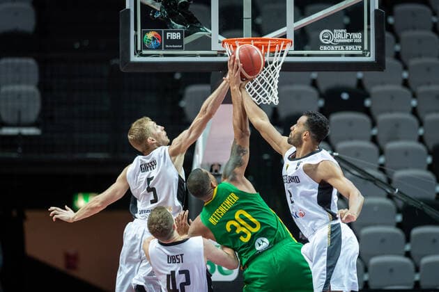 Basketball Split 04.07.2021 Olympia-Qualifikation FIBA Olympic Qualifying Tournament 2020 Finale Deutschland (GER) - Brasilien (BRA) rafael Hettsheimer (Brasilien, No.30) Nils Giffey (Deutschland, No.05) Johannes Thiemann (Deutschland, No.32) Andreas Obst (Deutschland, No.42)