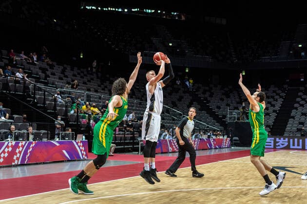 Basketball Split 04.07.2021 Olympia-Qualifikation FIBA Olympic Qualifying Tournament 2020 Finale Deutschland (GER) - Brasilien (BRA) Robin Benzing (Deutschland, No.12) Anderson Varejao (Brasilien, No.11) Vitor Benite (Brasilien, No.08)