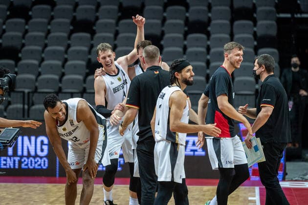 Basketball Split 04.07.2021 Olympia-Qualifikation FIBA Olympic Qualifying Tournament 2020 Finale Deutschland (GER) - Brasilien (BRA) Jubel deutschland Johannes Thiemann (Deutschland, No.32) Moritz Wagner (Deutschland, No.13) Henrik Rödl (Deutschland, Bundestrainer) Rodl Roedl Joshiko Saibou (Deutschland, No.01) Jan Niklas Wimberg (Deutschland, No.06) Alan Ibrahimagic vlnr.