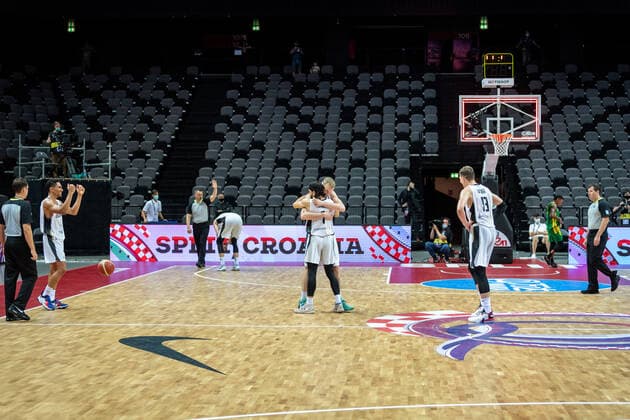 Basketball Split 04.07.2021 Olympia-Qualifikation FIBA Olympic Qualifying Tournament 2020 Finale Deutschland (GER) - Brasilien (BRA) Deutschland qualifiziert sich mit einem Sieg über Brasilien für die Olympischen Spiel in Tokyo Jubel Deutschland Spielende Maodo Lo (Deutschland, No.04) Johannes Voigtmann (Deutschland, No.07) hi. Joshiko Saibou (Deutschland, No.01) Nils Giffey (Deutschland, No.05) Moritz Wagner (Deutschland, No.13) vlnr.