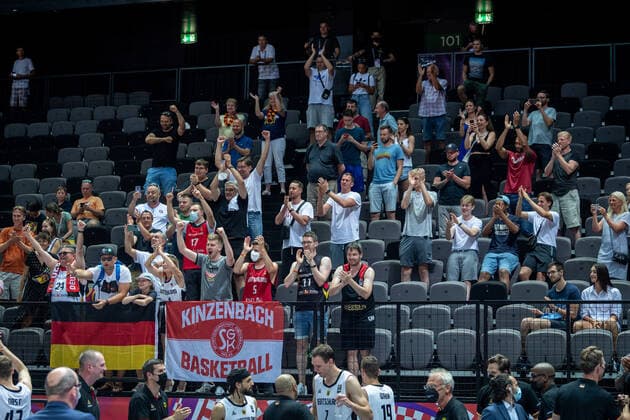 Basketball Split 04.07.2021 Olympia-Qualifikation FIBA Olympic Qualifying Tournament 2020 Finale Deutschland (GER) - Brasilien (BRA) Deutschland qualifiziert sich mit einem Sieg über Brasilien für die Olympischen Spiel in Tokyo Jubel Deutschland Deutsche Fans jubeln