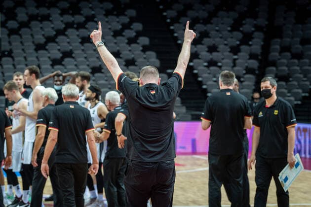 Basketball Split 04.07.2021 Olympia-Qualifikation FIBA Olympic Qualifying Tournament 2020 Finale Deutschland (GER) - Brasilien (BRA) Deutschland qualifiziert sich mit einem Sieg über Brasilien für die Olympischen Spiel in Tokyo Jubel Deutschland Henrik Rödl (Deutschland, Bundestrainer) Rodl Roedl jubelt