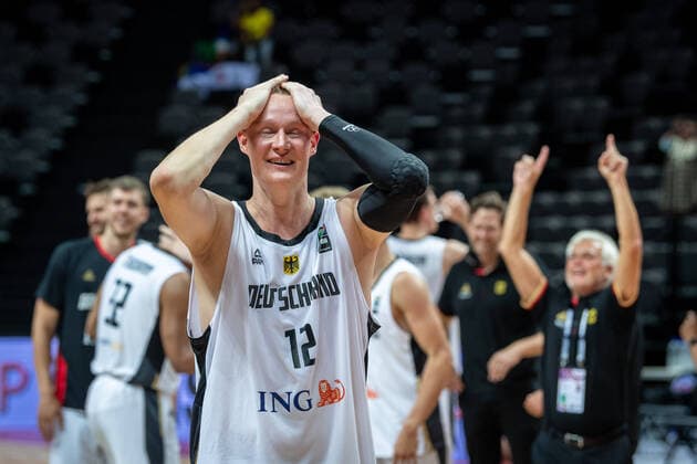 Basketball Split 04.07.2021 Olympia-Qualifikation FIBA Olympic Qualifying Tournament 2020 Finale Deutschland (GER) - Brasilien (BRA) Deutschland qualifiziert sich mit einem Sieg über Brasilien für die Olympischen Spiel in Tokyo Jubel Deutschland Robin Benzing (Deutschland, No.12) jubelt fassungslos