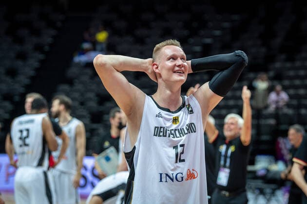 Basketball Split 04.07.2021 Olympia-Qualifikation FIBA Olympic Qualifying Tournament 2020 Finale Deutschland (GER) - Brasilien (BRA) Deutschland qualifiziert sich mit einem Sieg über Brasilien für die Olympischen Spiel in Tokyo Jubel Deutschland Robin Benzing (Deutschland, No.12) jubelt fassungslos