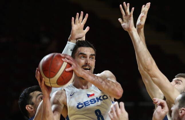 July 4, 2021, Victoria, BC, Canada: Czech Republic s Tomas Satoransky looks for an open man against Greece during the first half of FIBA Men s Olympic Qualifying final basketball action at Memorial Arena in Victoria, B.C., on Sunday, July 4, 2021. Tomas Satoransky  - ZUMAc35_ 20210704_zaf_c35_033 Copyright: xChadxHipolitox