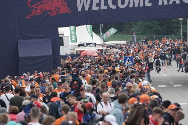 Formula 1 BWT Grosser Preis von Österreich 2021 04.07.2021, Red Bull Ring , Spielberg, Formula 1 BWT Grosser Preis von Österreich 2021 , im Bild Die Fans warten auf die Fahrer.