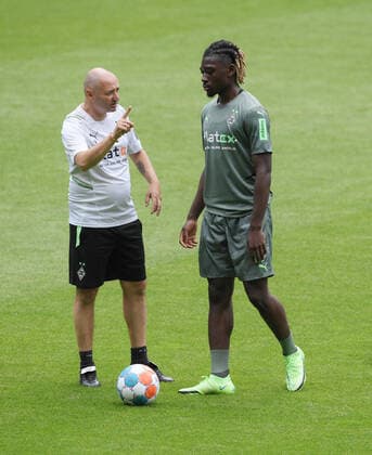 Co Trainer Oliver Neuville (Borussia Moenchengladbach), li., mit Kouadio Kone, Manu Kone (Borussia Moenchengladbach) 04.07.2021, Fussball GER, Saison 2021 2022, 1. Bundesliga, Training Borussia Mönchengladbach im Borussia Park, , Foto: Weis TEAM2sportphoto Moenchengladbach Nordrhein Westfalen Deutschland