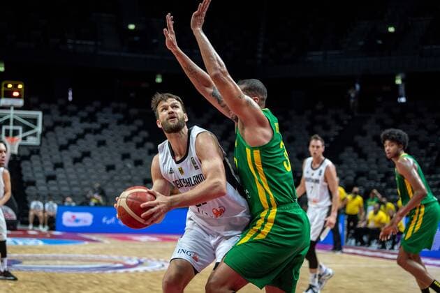 Basketball Split 04.07.2021 Olympia-Qualifikation FIBA Olympic Qualifying Tournament 2020 Finale Deutschland (GER) - Brasilien (BRA) Danilo Barthel (Deutschland, No.22) Rafael Hettsheimeir (Brasilien, No.30)