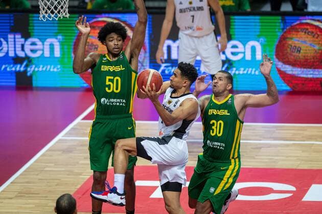 Basketball Split 04.07.2021 Olympia-Qualifikation FIBA Olympic Qualifying Tournament 2020 Finale Deutschland (GER) - Brasilien (BRA) Maodo Lo (Deutschland, No.04) Bruno Caboclo (Brasilien, No.50) Rafael Hettsheimeir (Brasilien, No.30)