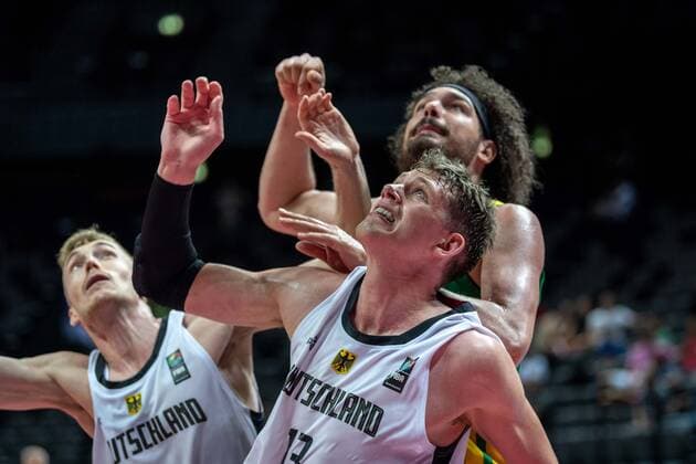 Basketball Split 04.07.2021 Olympia-Qualifikation FIBA Olympic Qualifying Tournament 2020 Finale Deutschland (GER) - Brasilien (BRA) Moritz Wagner (Deutschland, No.13) Anderson Varejao (Brasilien, No.11) Nils Giffey (Deutschland, No.05) li.