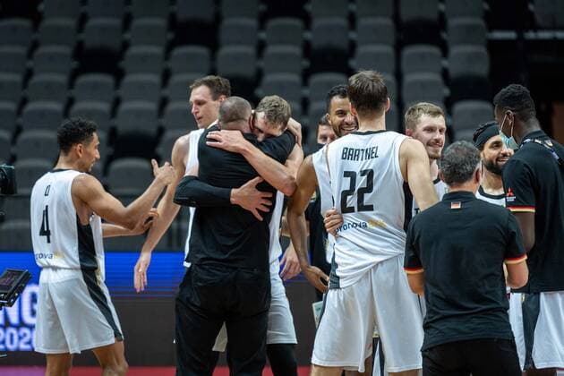 Basketball Split 04.07.2021 Olympia-Qualifikation FIBA Olympic Qualifying Tournament 2020 Finale Deutschland (GER) - Brasilien (BRA) Deutschland gewinnt das Spiel und qualifiziert sich fÂ¸r Tokyo Jubel Deutschland Maodo Lo (Deutschland, No.04) Johannes Voigtmann (Deutschland, No.07) Moritz Wagner (Deutschland, No.13) Henrik RËÜdl (Deutschland, Bundestrainer) Rodl Roedl Johannes Thiemann (Deutschland, No.32) Danilo Barthel (Deutschland, No.22) Joshiko Saibou (Deutschland, No.01) Isaac Bonga (Deutschland, No.00) vlnr.