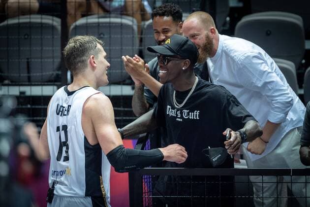 Basketball Split 04.07.2021 Olympia-Qualifikation FIBA Olympic Qualifying Tournament 2020 Finale Deutschland (GER) - Brasilien (BRA) Deutschland gewinnt das Spiel und qualifiziert sich fÂ¸r Tokyo Jubel Deutschland Dennis SchrËÜder als Zuschauer in der Arena beglÂ¸ckwÂ¸nscht die Spieler Moritz Wagner (Deutschland, No.13)