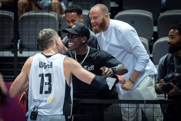 Basketball Split 04.07.2021 Olympia-Qualifikation FIBA Olympic Qualifying Tournament 2020 Finale Deutschland (GER) - Brasilien (BRA) Deutschland gewinnt das Spiel und qualifiziert sich fÂ¸r Tokyo Jubel Deutschland Dennis SchrËÜder als Zuschauer in der Arena beglÂ¸ckwÂ¸nscht die Spieler Moritz Wagner (Deutschland, No.13)