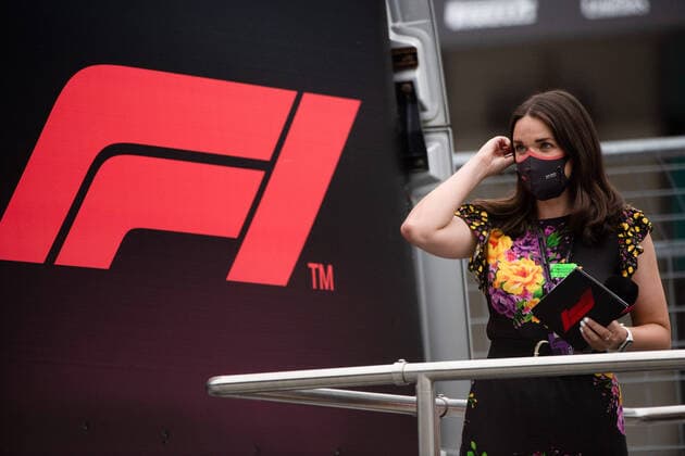 Moderatorin Laura Winter vor dem Formel 1 Logo von Liberty Media , AUT, Formel 1 Großer Preis von Oesterreich, Red Bull Ring Spielberg, Rennen 9, Saison 2021, 04.07.2021. AUT, Formel 1 Großer Preis von Oesterreich, Red Bull Ring Spielberg, Rennen 9, Saison 2021, 04.07.2021 Spielberg Copyright: xEibnerxPressefoto MichaelxMemmlex EP_MMR