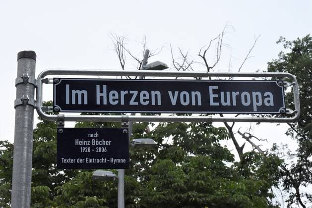 05.07.2021 Frankfurt am Main, Deutsche Bank Park Eintracht Frankfurt Im Herzen von Europa 1 Einweihung der neuen Adresse des ProfiCamps von Eintracht Frankfurt und Enthüllung des Straßenschildes Symbolbild Straßenschild im Herzen von Europa darunter die Würdigung des Texters der Hymne Heinz Böcher emspor, DFL regulations prohibit any use of photographs as image sequences and or quasi-video